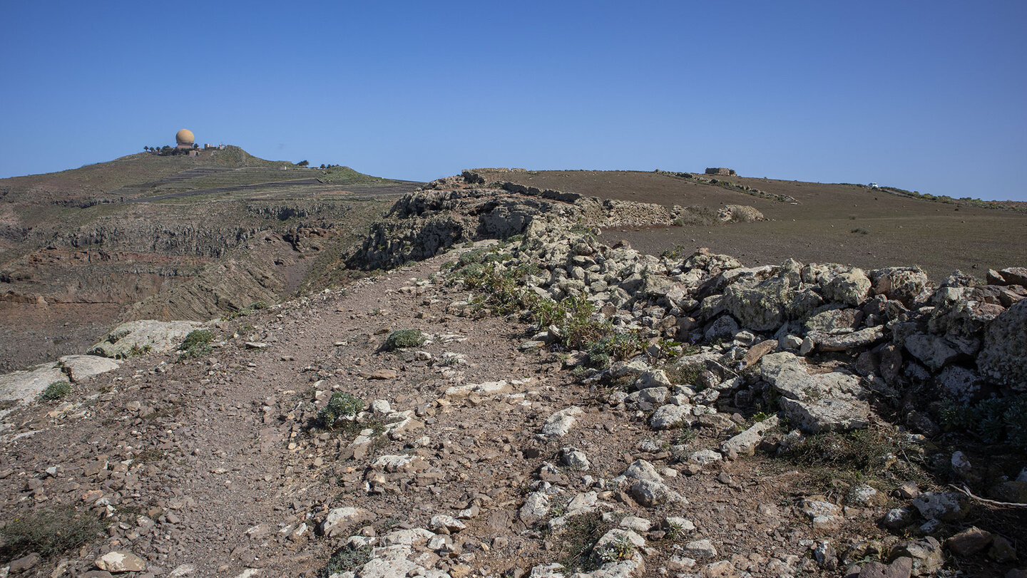 traumhafter Wanderweg auf der flachen Hochebene des Famara-Gebirges Wanderweg auf der flachen Hochebene des Famara-Gebirges