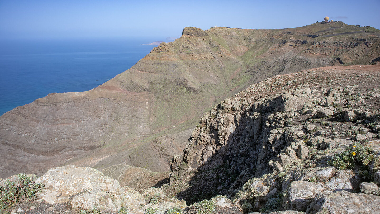 Blick über die Klippen des Famara-Massivs auf die Wanderroute durch die Poceta-Schlucht Blick über die Klippen des Famara-Massivs auf die die Poceta-Schlucht