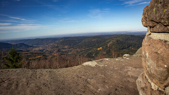ausblick vom Donon auf Vogesen, Schwarzwald, Rheinebene und die lothringische Hochebene