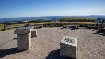 Panoramatafel und Rastbänke auf dem Feldberggipfel im Südschwarzwald