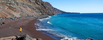 der Playa del Verodal auf El Hierro liegt unterhalb gewaltiger Steilwände