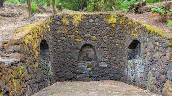 mit Steinmauern befestigte Quelle Fuente de la Llanía