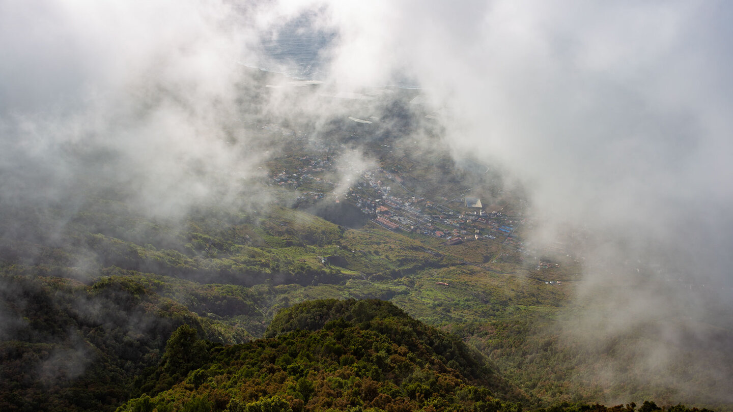 Tiefblick vom Mirador de la Llanía auf El Golfo