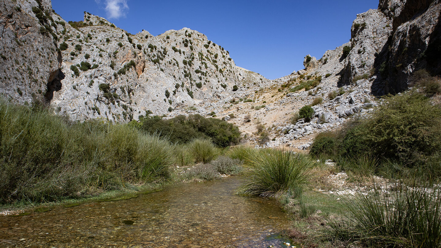 der Río Castril im Karstgebirge der Sierra de Castil der Río Castril im Karstgebirge der Sierra de Castil
