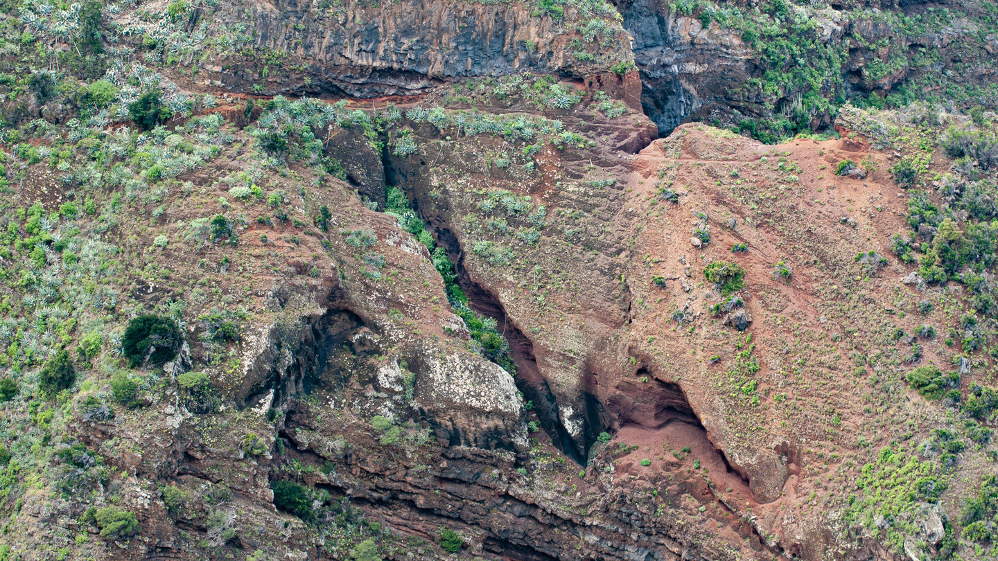 Wanderweg in den Steilwänden auf der gegenüberliegenden Seite der Fagundo-Schlucht