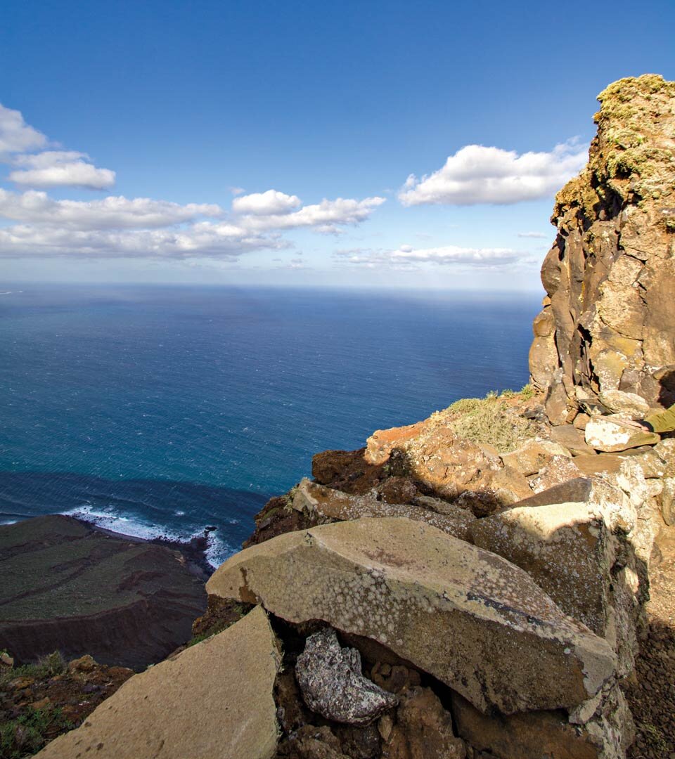zur Küste hin abfallende Klippen fassen den Aussichtspunkt auf dem Famara-Kliff auf Lanzarote ein der Aussichtspunkt auf dem Famara-Kliff