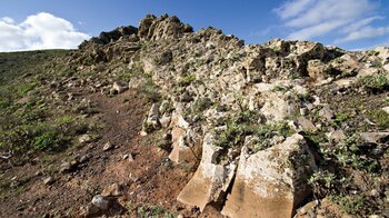 steinige Wanderpfade entlang des Famara-Kliffs