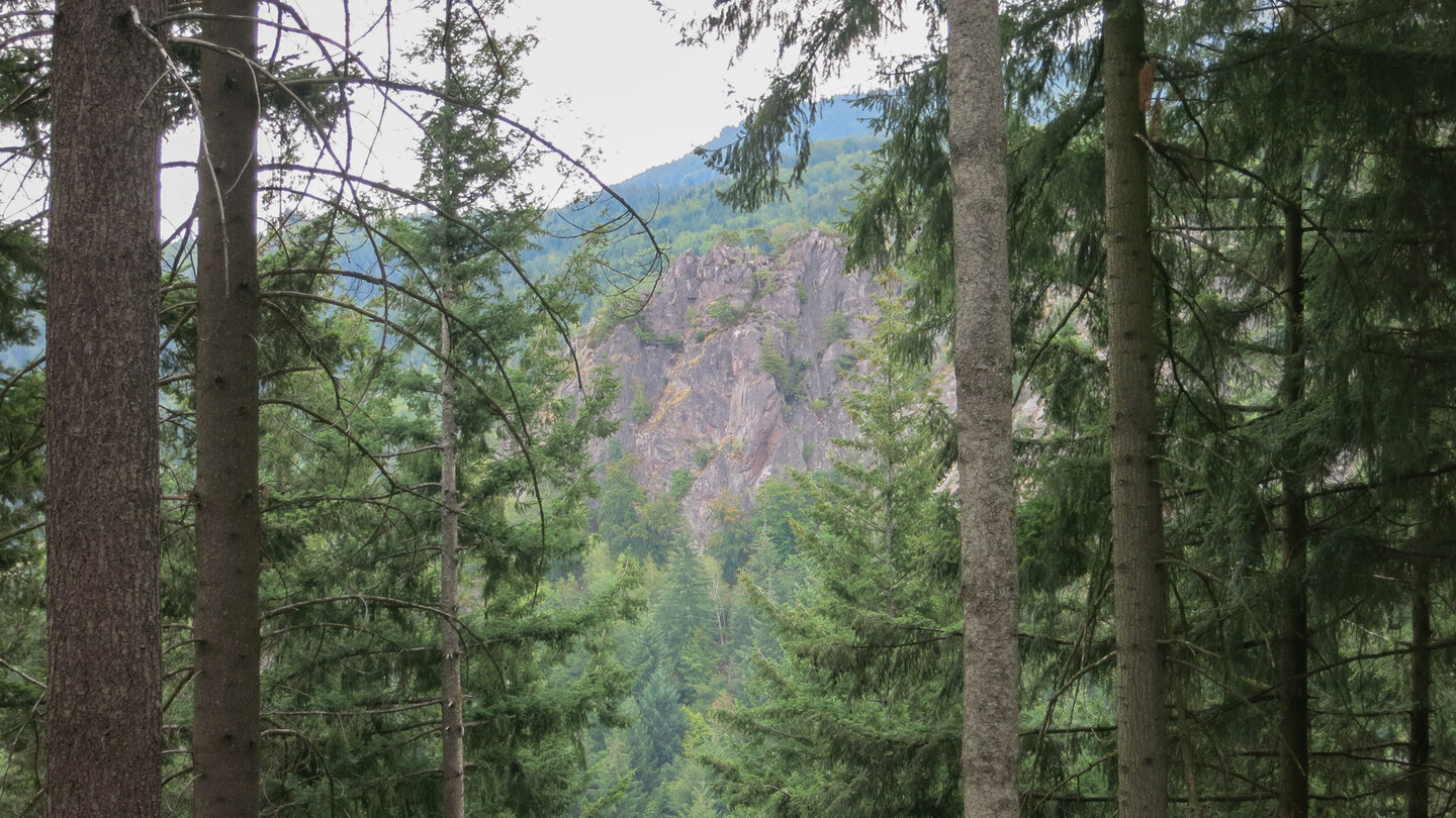 die Lautenfelsen aus der Entfernung die Lautenfelsen aus der Entfernung