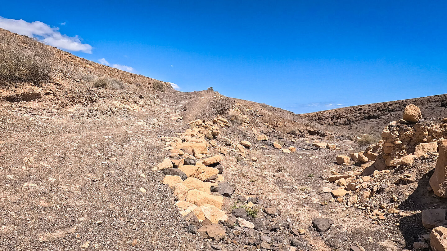 Wanderung durch eine erodierte Schlucht im Ajaches