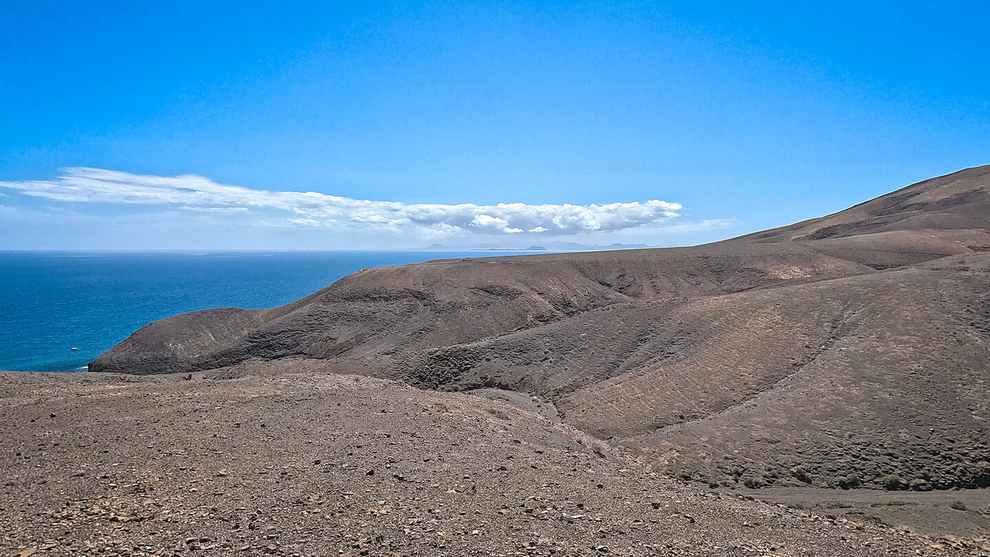 die Wanderung bietet Ausblicke auf Los Lobos und Fuerteventura