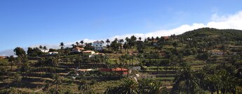 über die terrassierten Felder verteilte Häuser in Las Hayas auf La Gomera