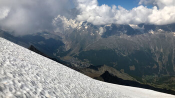 Blick nach Saas-Fee vom Triftgletscher