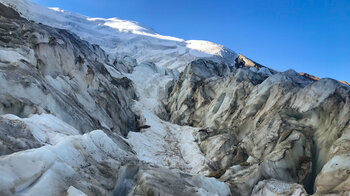 Blick entlang der Gletscherspalten am Triftgletscher