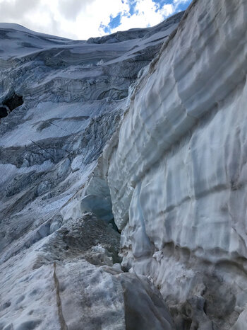 Blick entlang einer Gletscherspalte am Triftgletscher