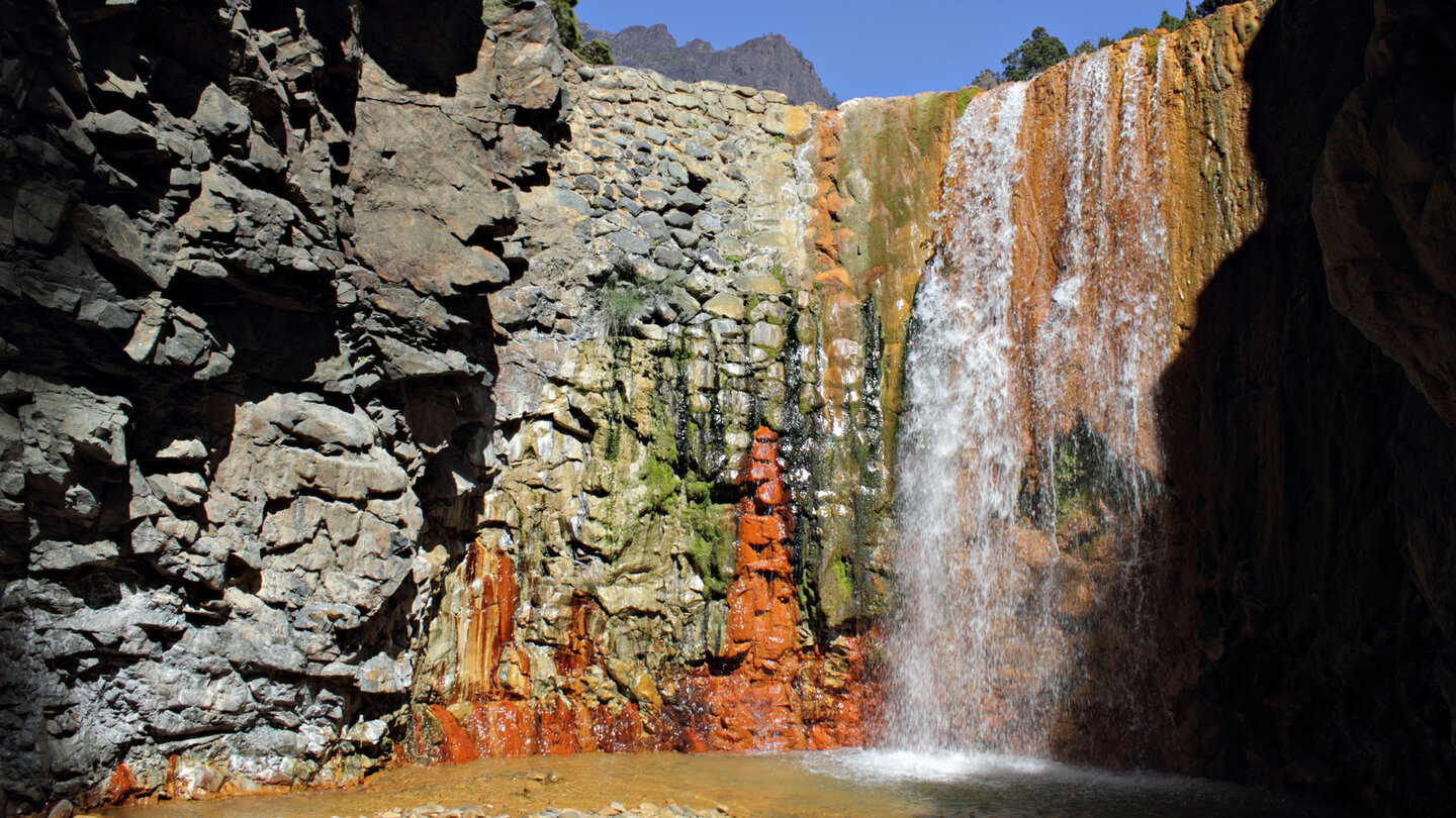 Ein Hightlight im Nationalpark Caldera de Taburiente auf La Palma ist der Wasserfall Cascada de Colores