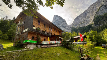 Hans-Berger-Haus vor grandioser Bergkulisse