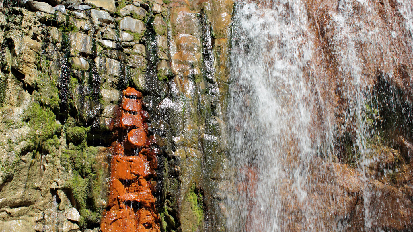 bizarre Gesteinsformen strahlen farbig an der Cascada de Colores