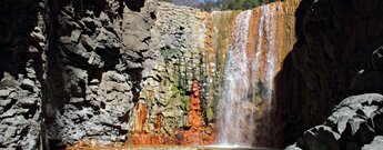 Blick auf die Cascada de Colores oder den Wasserfall der Farben