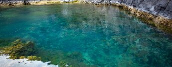 türkis leuchtendes Wasser in den El Aljibe Naturpools