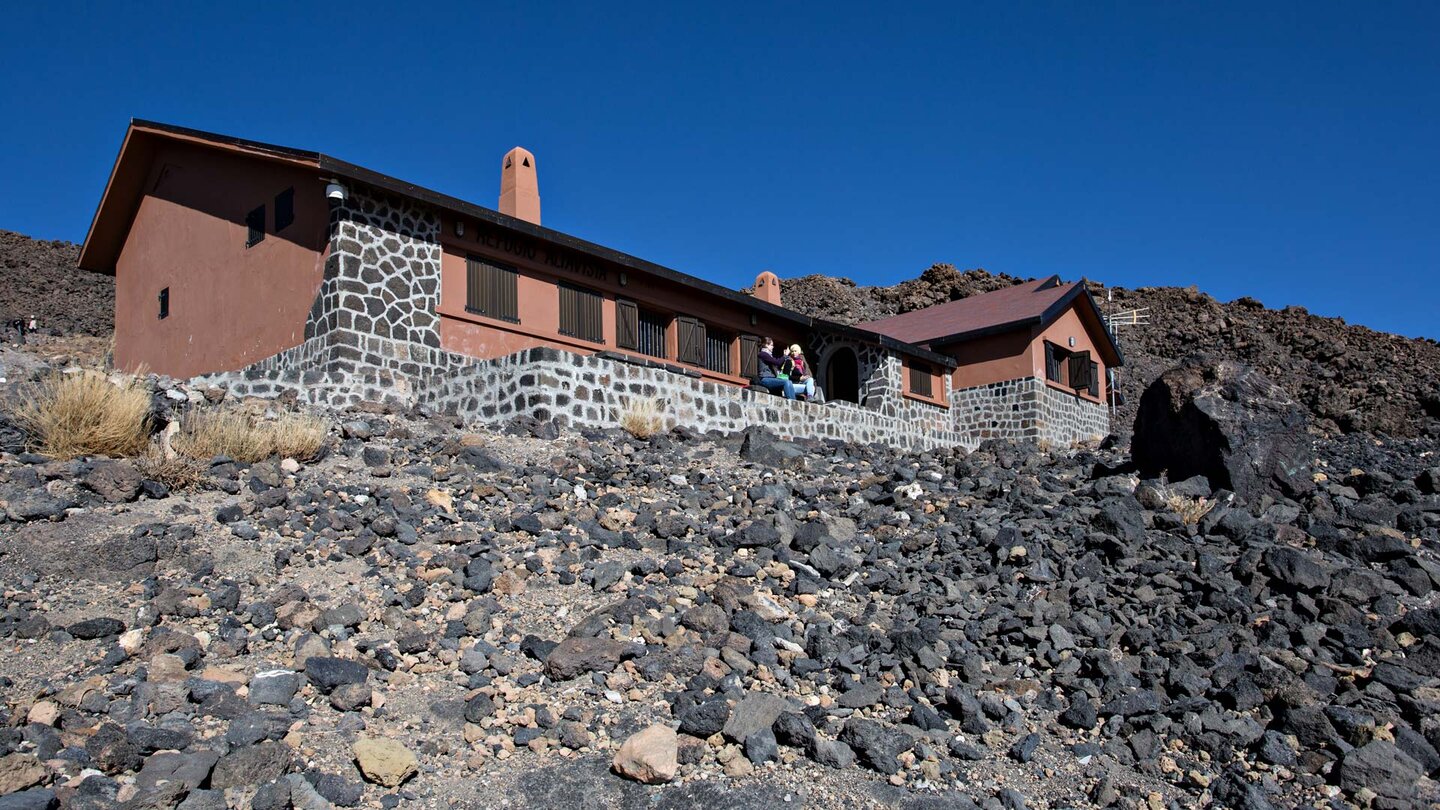 die Berghütte Altavista bietet die Möglichkeit vor dem Gipfelaufstieg zu Übernachten die Berghütte Altavista