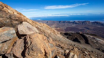 Ausblick über die Bergstation der Seilbahn auf die Caldera