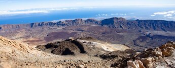 Blick vom Gipfelpfad am Pico del Teide über die Caldera zur Küste Teneriffas