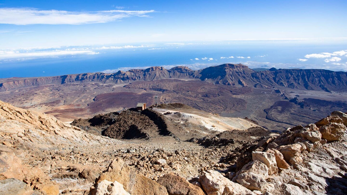 Blick vom Gipfelpfad am Pico del Teide über die Caldera zur Küste Teneriffas