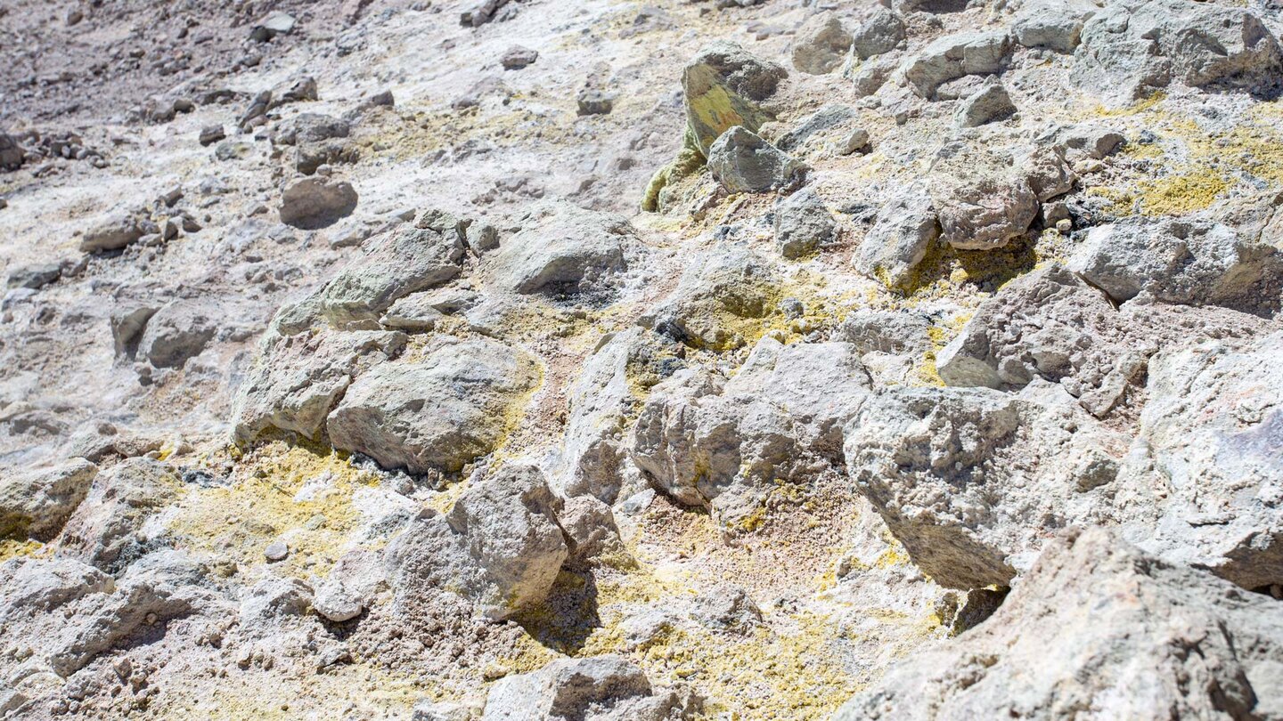 gelbe Schwefelablagerungen im Gipfelkrater