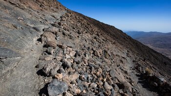 steile Serpentinen auf felsigem Untergrund auf dem Wanderweg