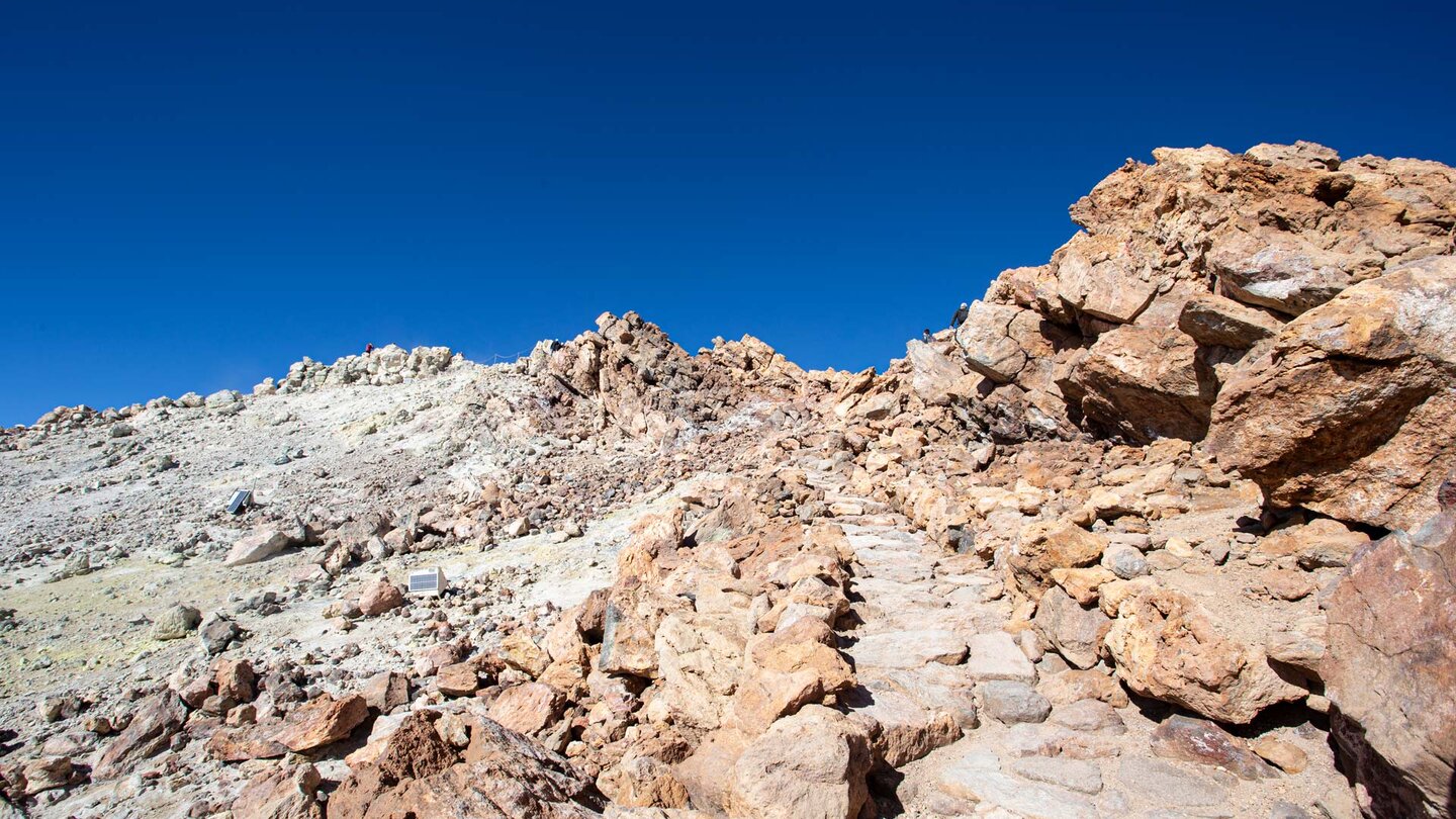 der Wanderweg führt durch den Gipfelkrater des Teide