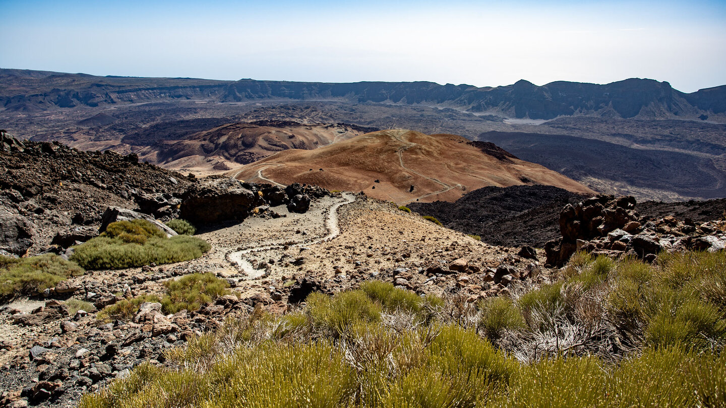 Blick vom Wanderweg über den Montaña Blanca auf die Caldera