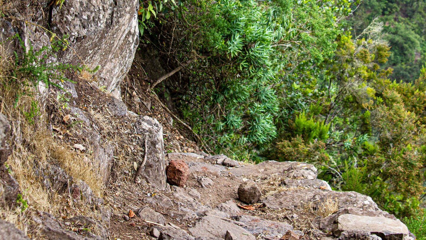 Wandern über steile Wegverläufe hinter El Cedro - Gomera