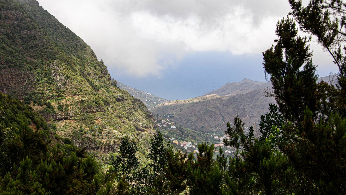 weiter Blick über den Barranco de Monteforte bis hin zur Küste am Atlantik - La Gomera