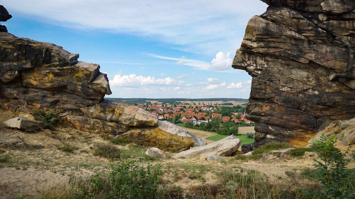Blick durch die Felsen der Teufelsmauer