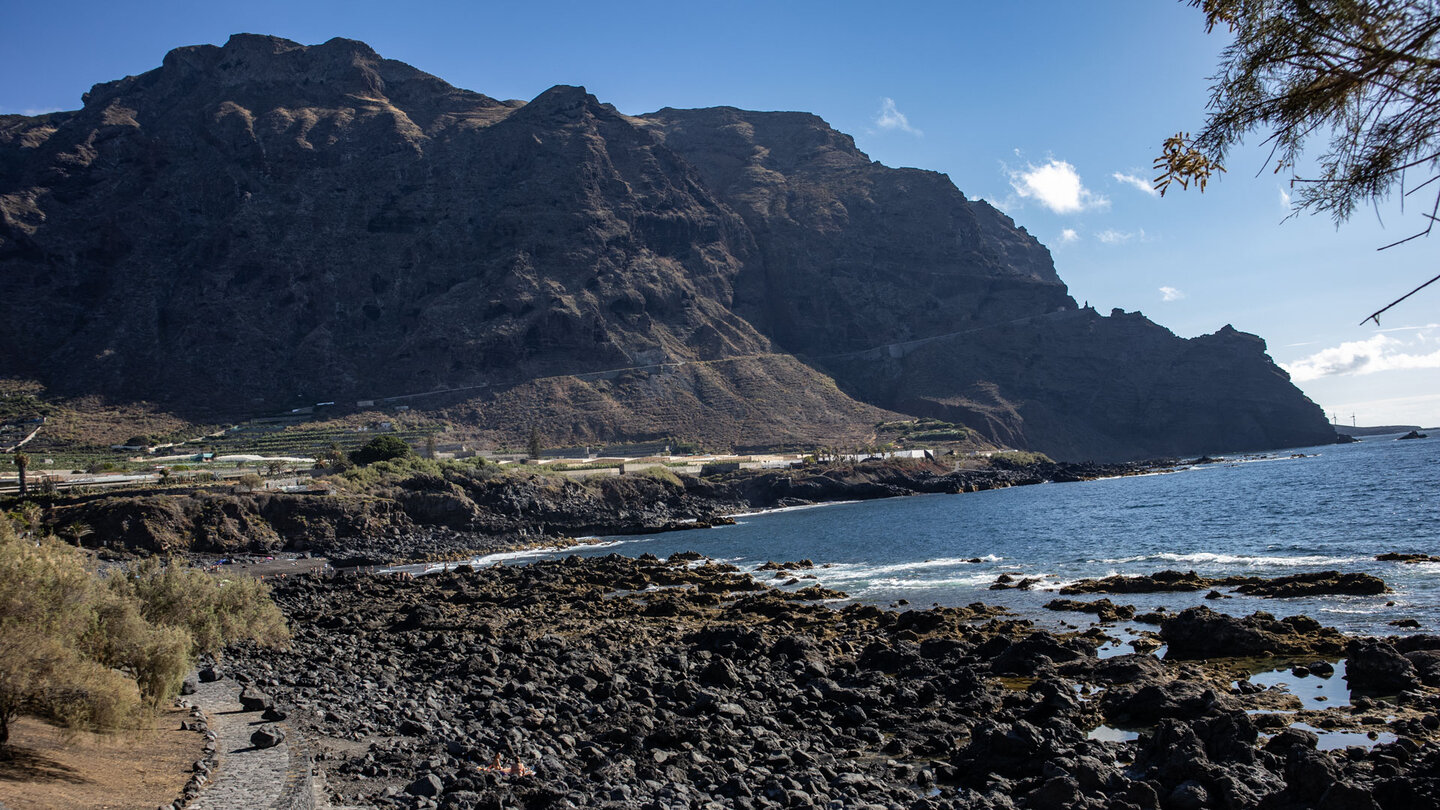 Blick über die Playa de las Arenas vor den Steilklippen des Teno-Gebirges