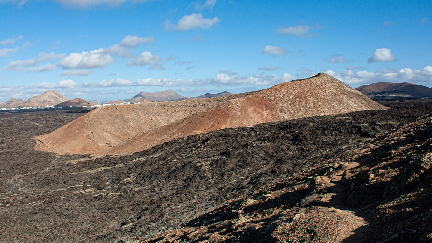 die Montaña Caldereta wird durch einen Lavafluss von der Caldera Blanca getrennt
