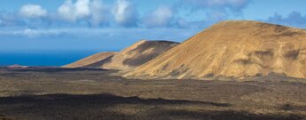 Montaña Caldereta mit Caldera Blanca mit dem Risco Quebrado im Hintergrund