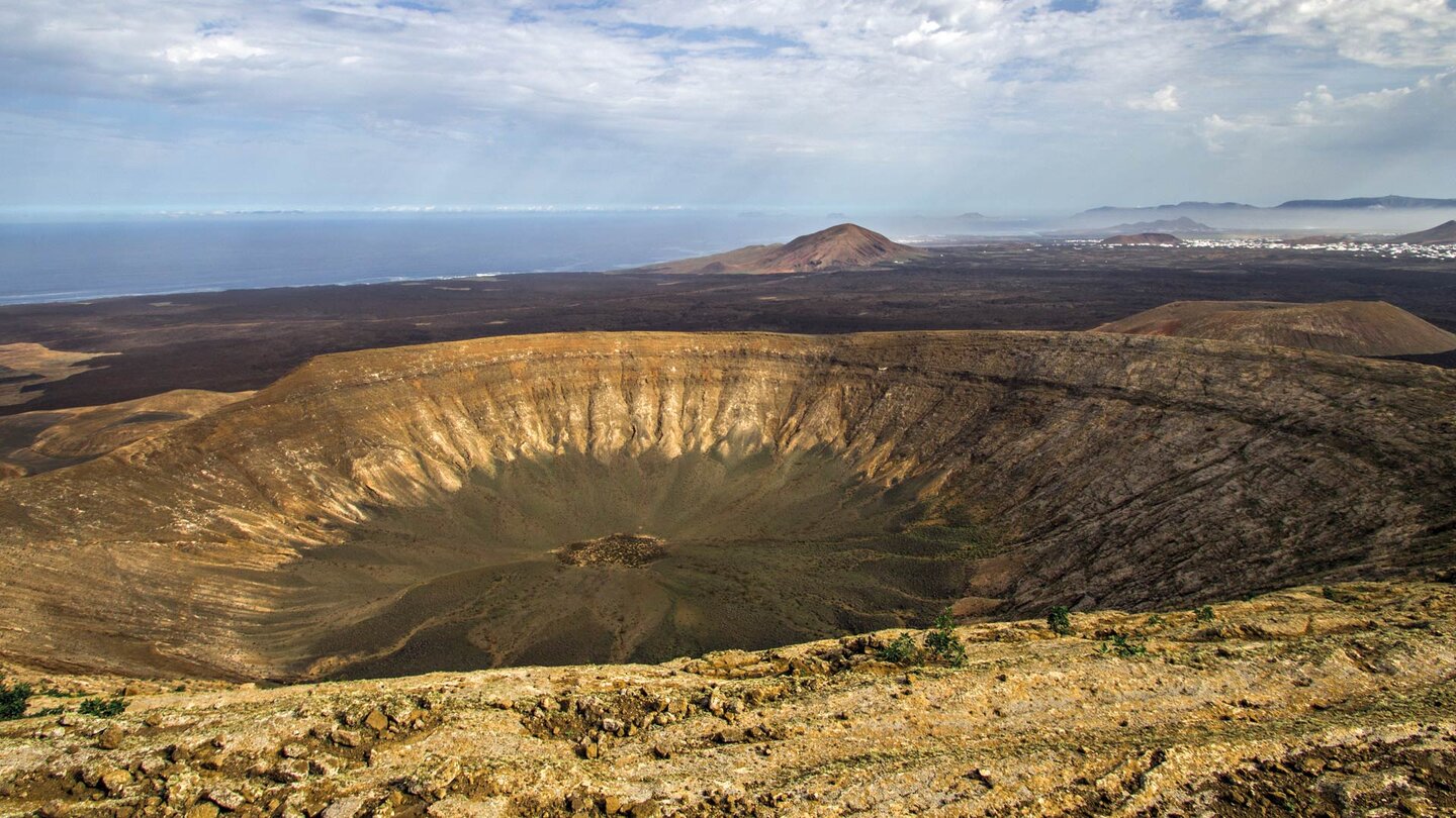 weiter Blick über den mächtigen Krater der Caldera Blanca bis zum Famara-Massiv