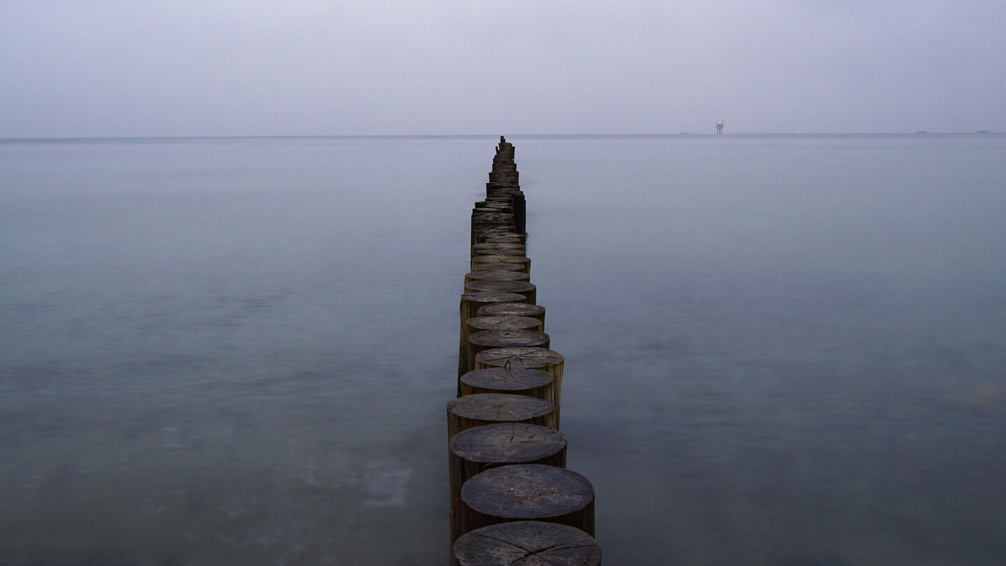 Blick über die Buhnen am Strand von Nienhagen