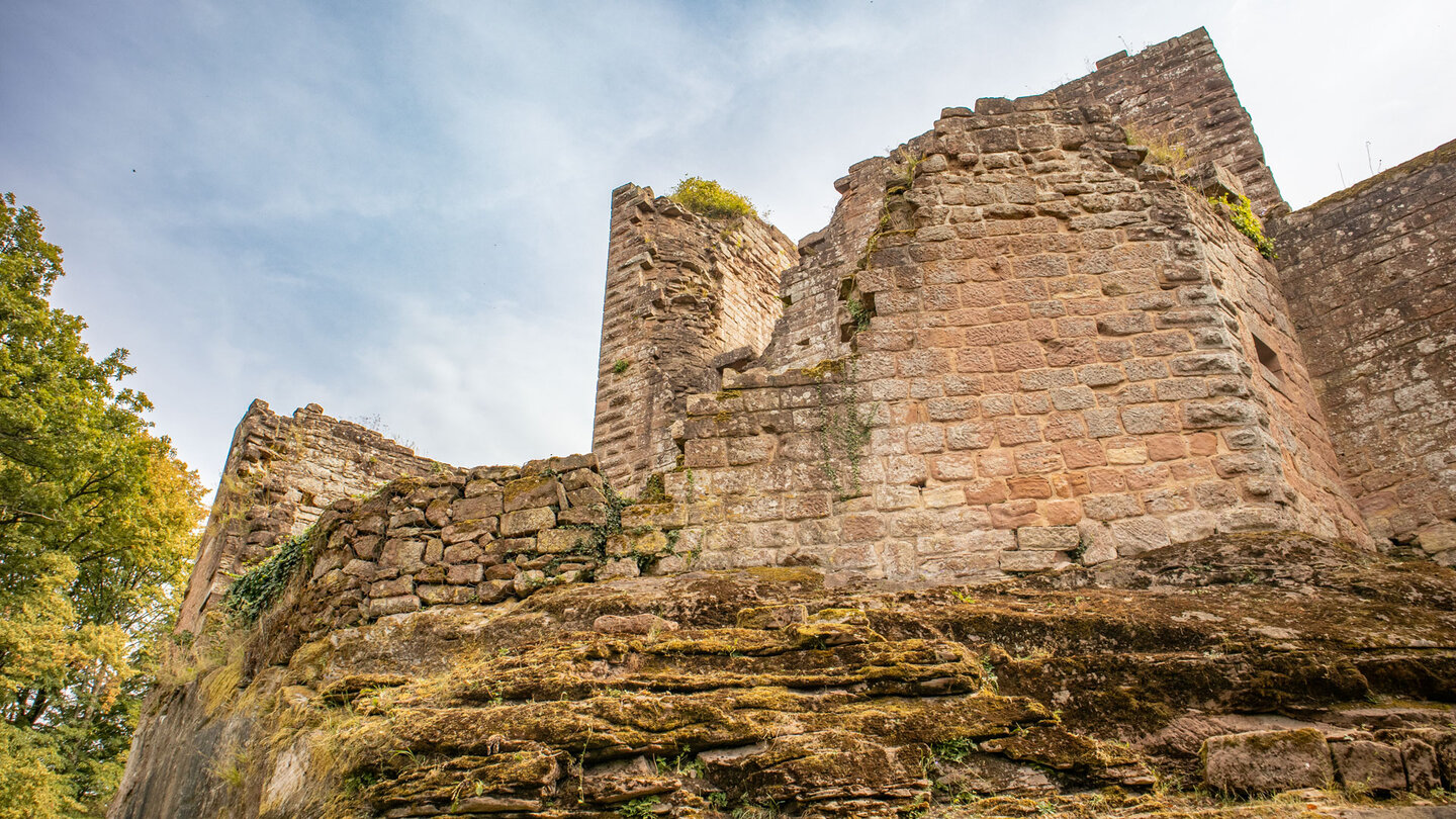 Burgfels der Ruine Neu Windstein in den Nordvogesen Burgfels der Ruine Neu Windstein in den Nordvogesen