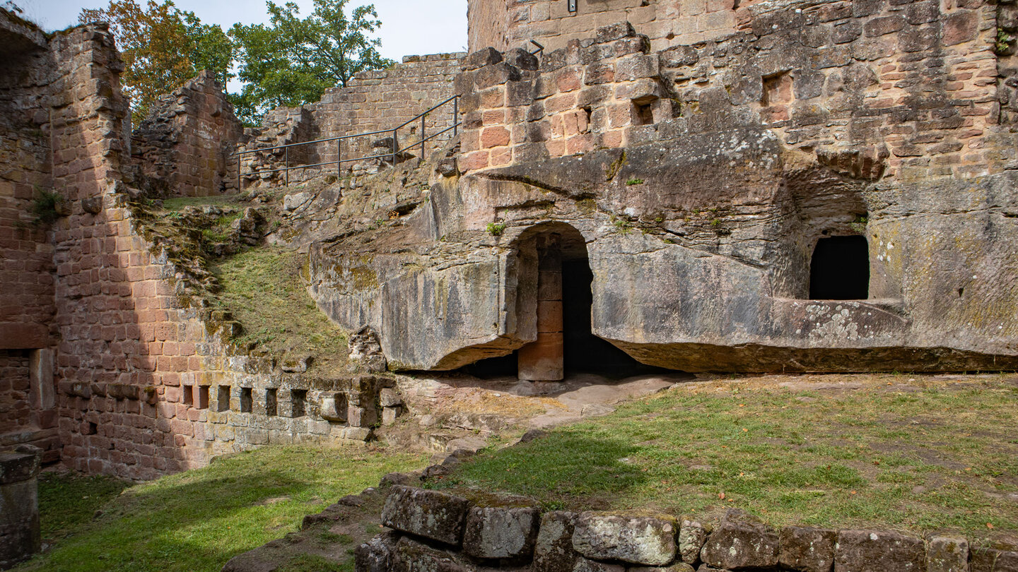 Burghof der Ruine Nouveau Windstein Burghof der Ruine Nouveau Windstein