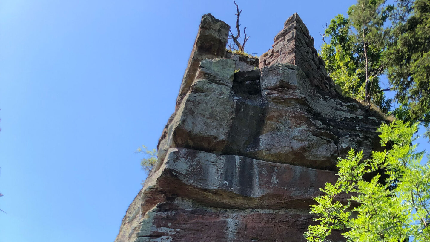 Mauerreste der mittelalterlichen Burg Altwindstein bei Windstein im Elsass Mauerreste der mittelalterlichen Burg Altwindstein