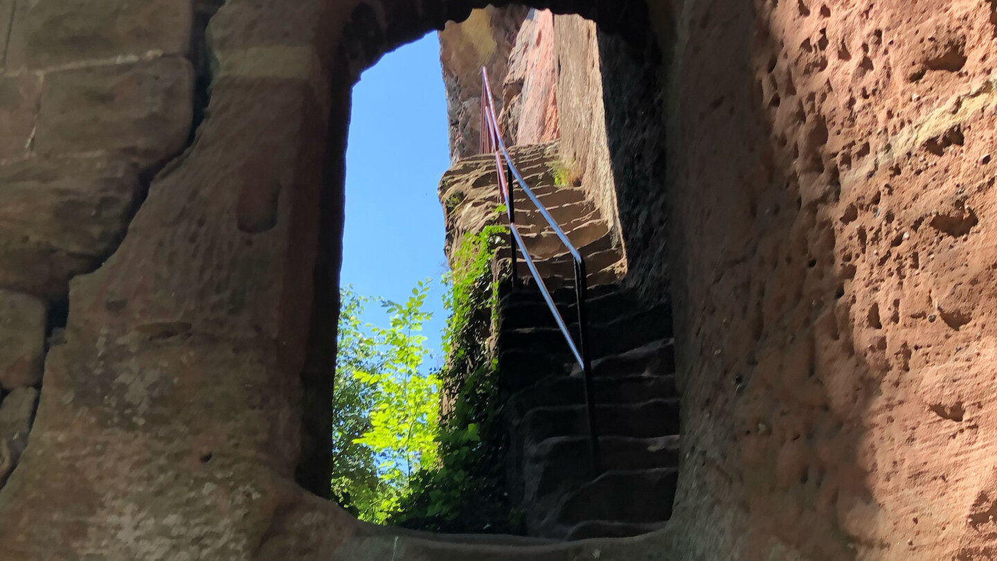 Treppenaufgänge in der Burgruine Vieux-Windstein Treppenaufgänge in der Burgruine Vieux-Windstein