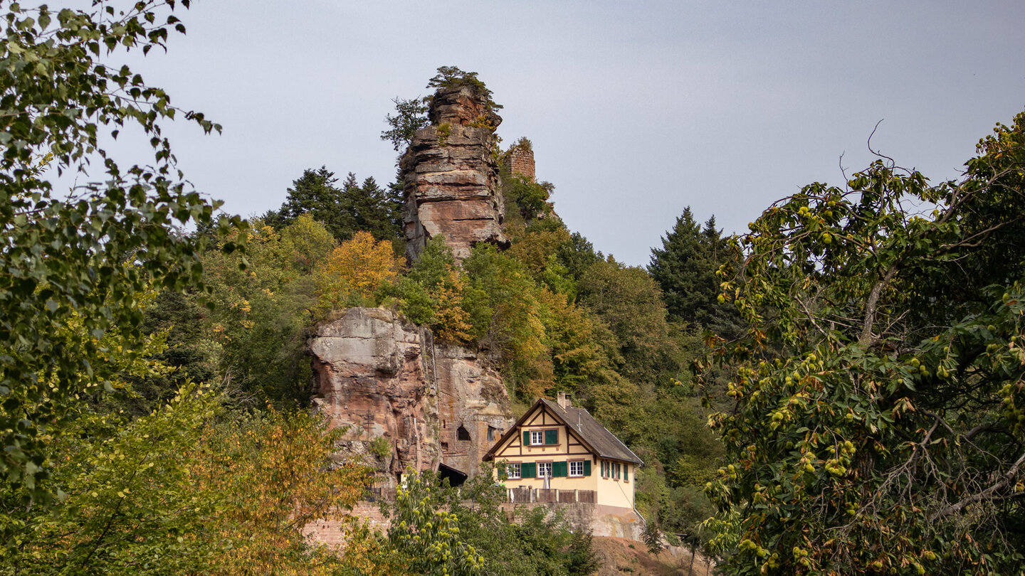 Blick von der Wanderroute auf die Burg Altwindstein Blick von der Wanderroute auf die Burg Altwindstein