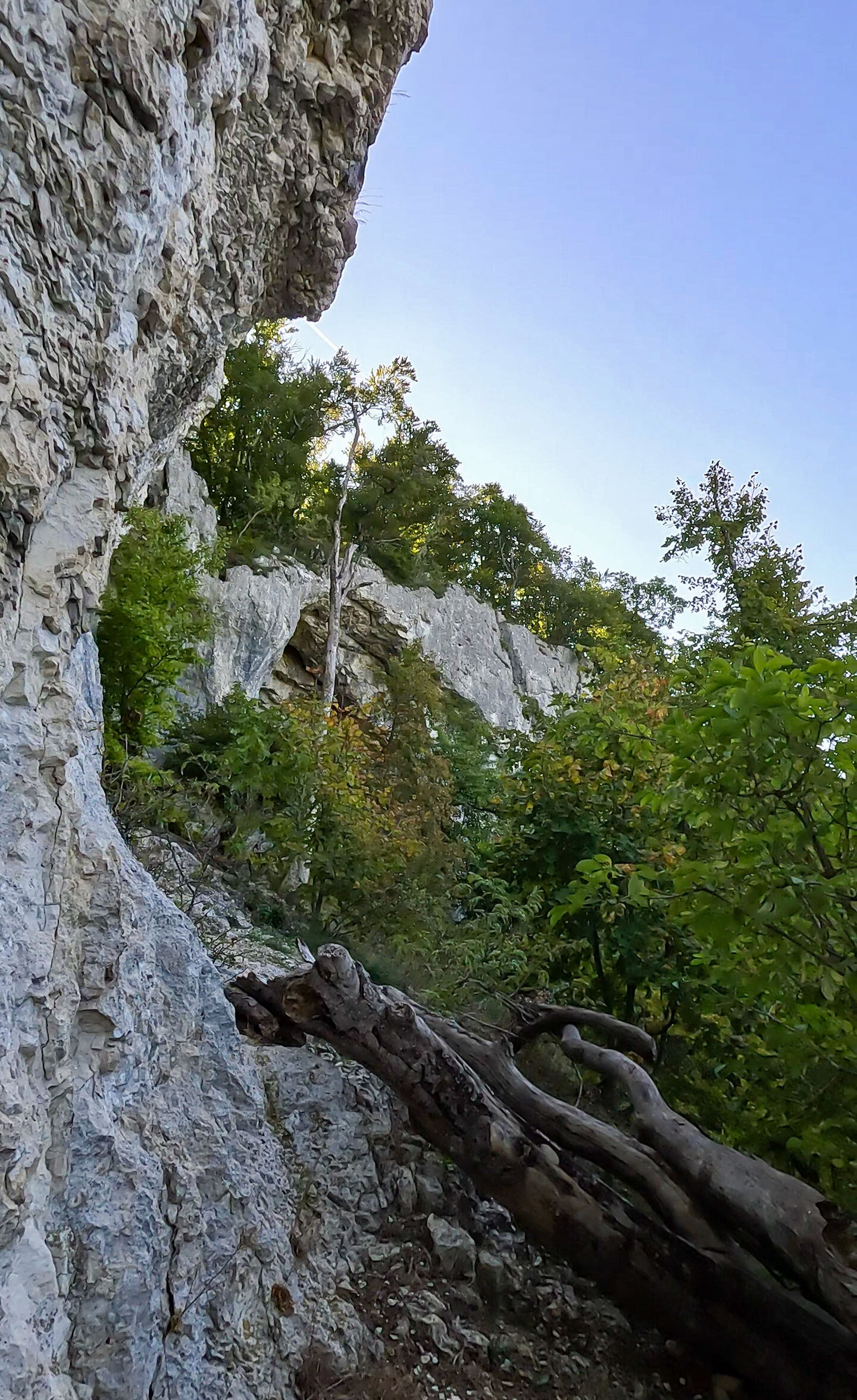 Pfad bei den Felsen der „Hölle“