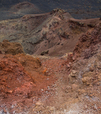Wanderweg durch die Kraterlandschaft beim Teneguía