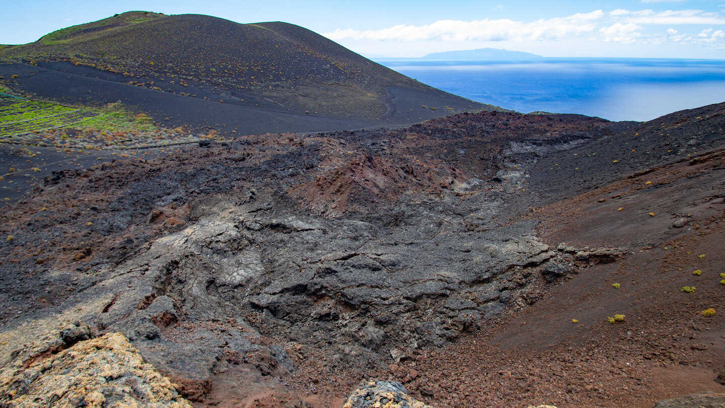 Blick über die Lavamassen des Teneguía mit der Nachbarinsel La Gomera