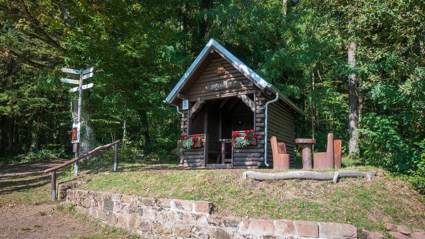 Bundenthaler Jagdhütte an einer Wegkreuzung unterhalb des Jüngstbergs lädt zur Rast ein Bundenthaler Jagdhütte im Dahner Felsenland