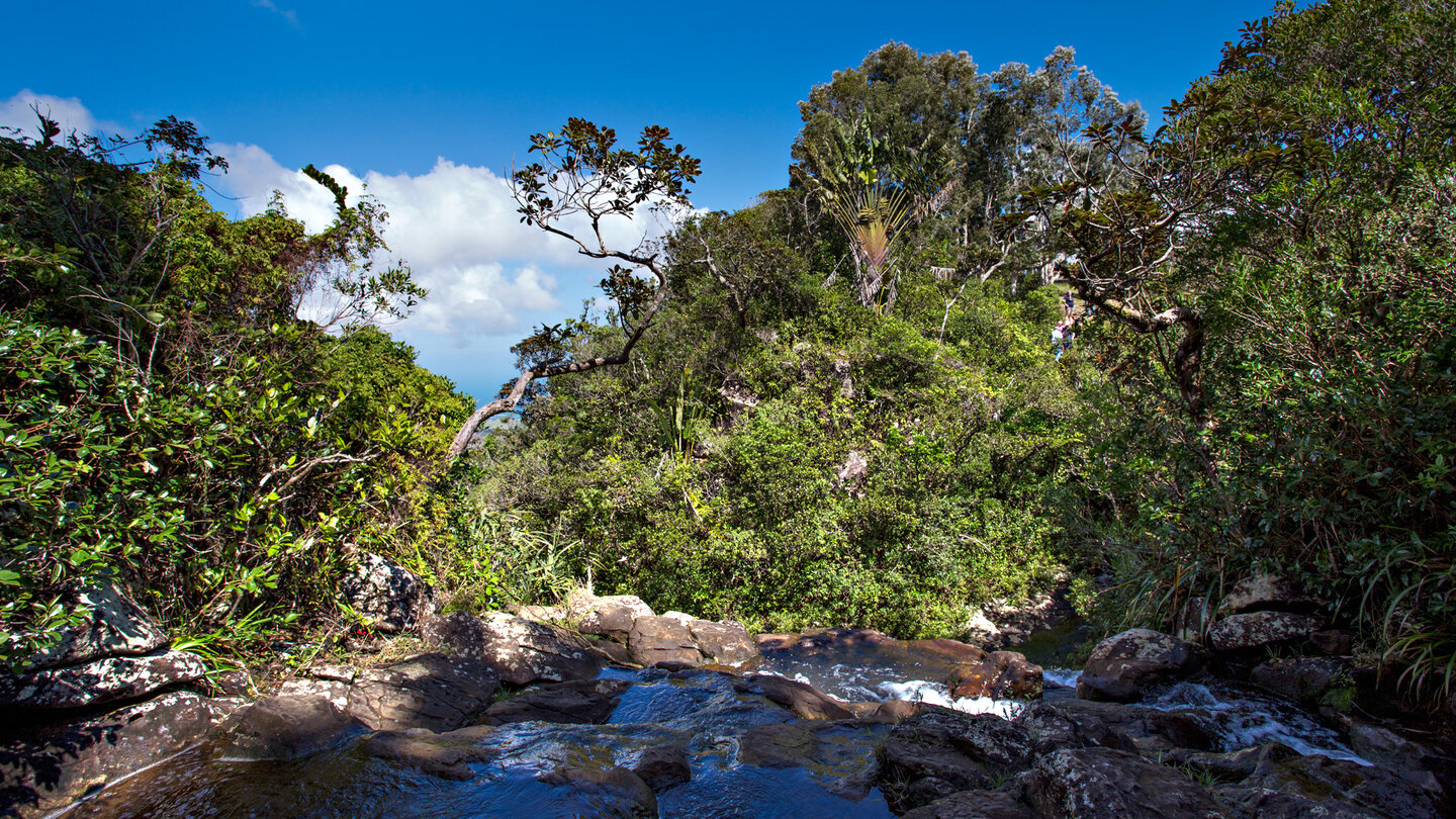 Wasser strömt über die die Felsen an den Alexandra Falls auf Mauritius Wasser strömt über die die Felsen an den Alexandra Falls