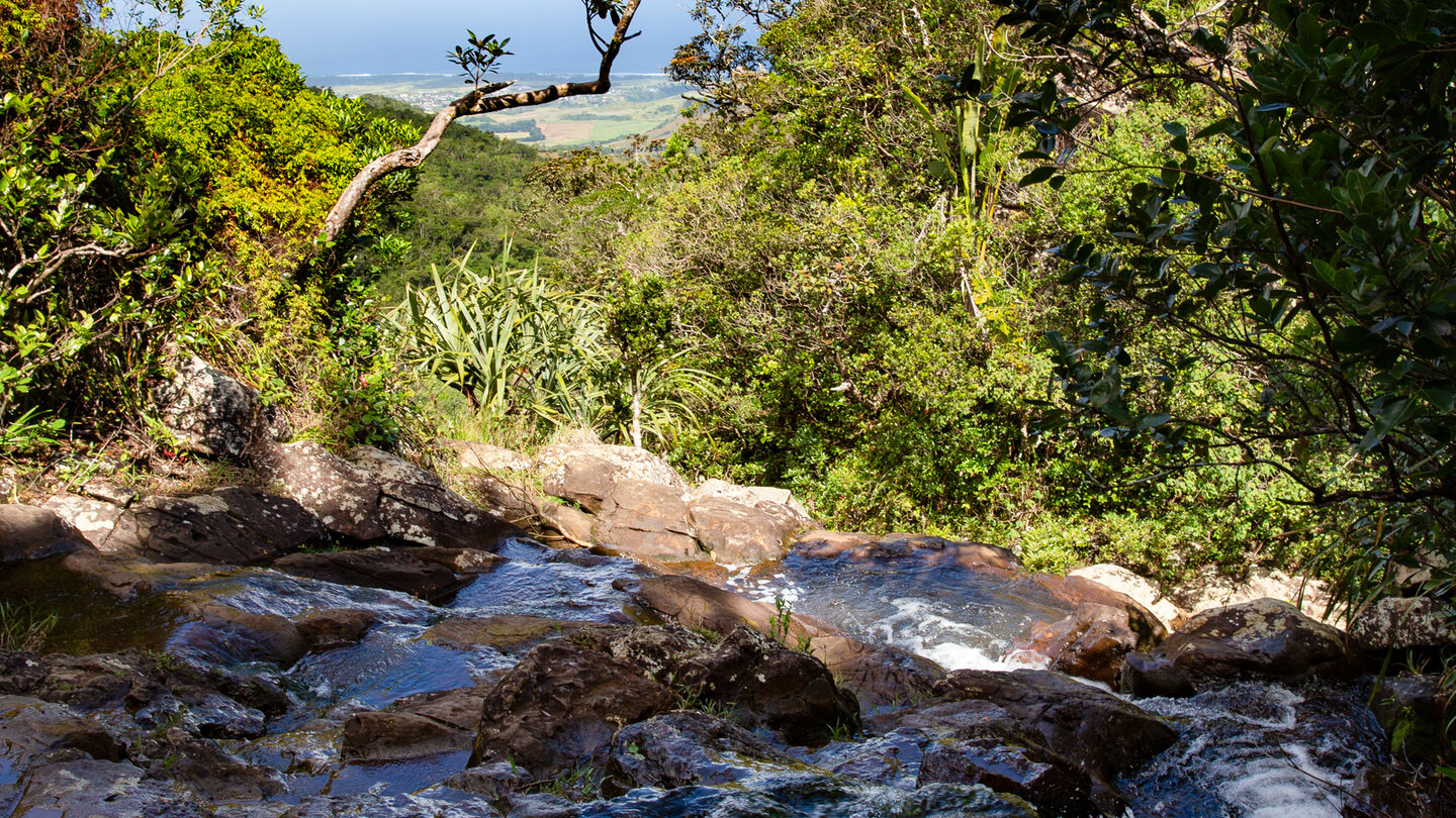 Blick auf die Fallkante der Alexandra Falls im Black River Gorges Nationalpark auf Mauritius Blick auf die Fallkante der Alexandra Falls im Black River Gorges Nationalpark